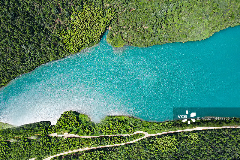青山和碧绿色湖图片素材