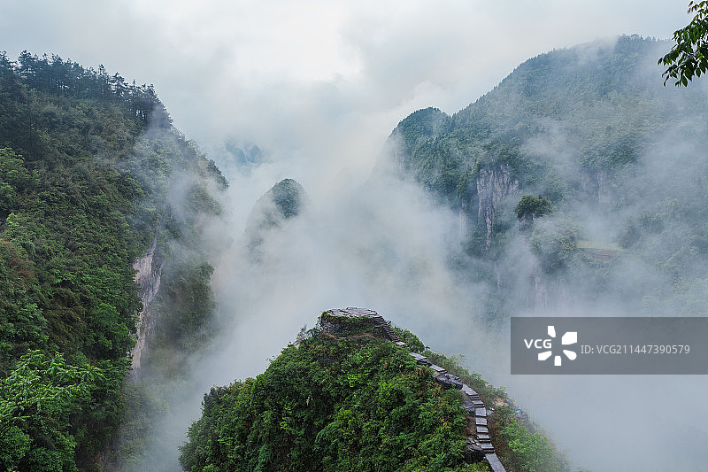 湘西州吉首市矮寨奇观景区的问天台，在大雾笼罩下好似仙境。图片素材
