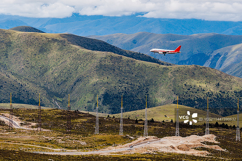 降落在高原机场图片素材
