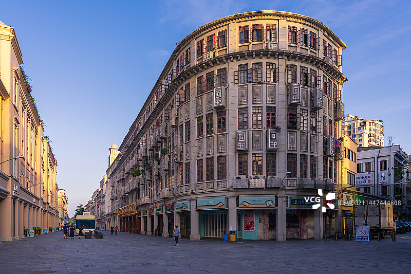 夏日清晨宁静的厦门中山路步行街风光图片素材