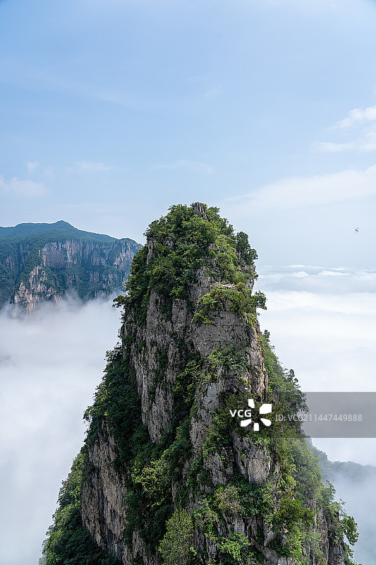 云雾中的焦作市云台山凤凰岭的山峰图片素材