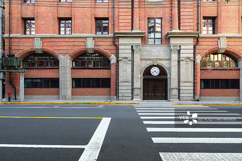 上海石库门建筑和斑马线图片素材