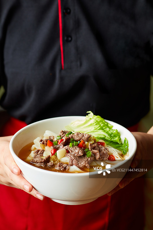 手捧黄牛肉粉图片素材