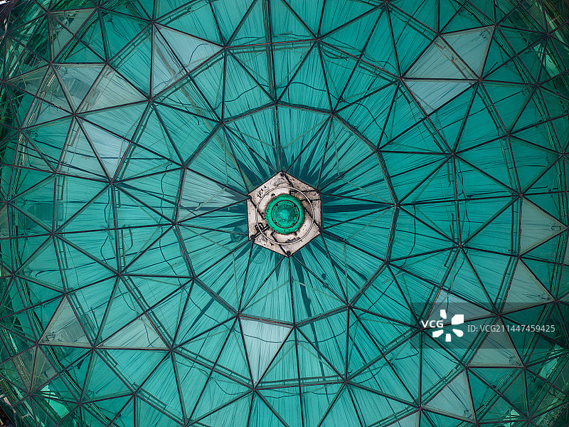 垂直复牌圆形透明玻璃屋顶图片素材