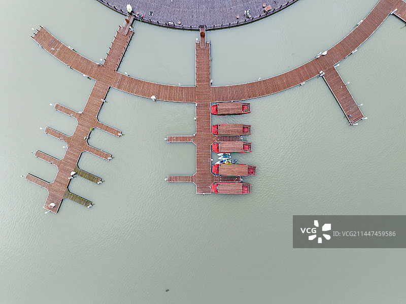 俯拍上海泰晤士小镇游船码头图片素材