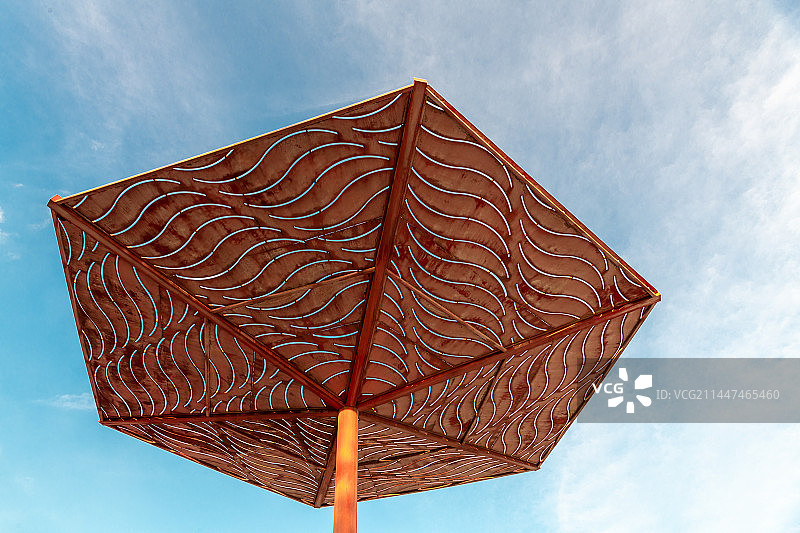 蓝天白云下的郑州蝶湖公园戒指桥建筑绿色植物图片素材