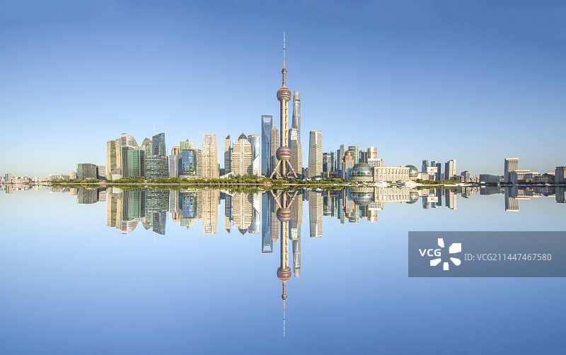北外滩陆家嘴倒影图片素材