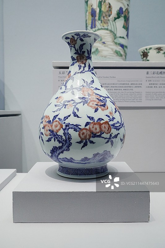 北京中国国家博物馆馆藏清雍正青花釉里红桃树图玉壶春瓶（中国古代瓷器展）图片素材