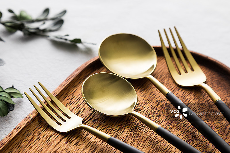 餐桌上的金色不锈钢刀叉勺筷子餐具图片素材