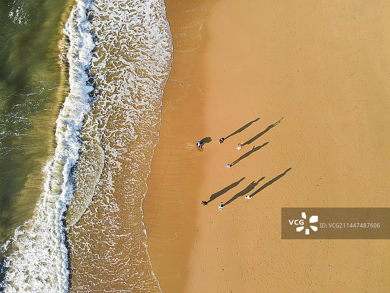 航拍高角度的青岛海滩和人影图片素材