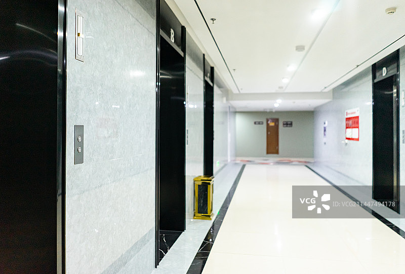 中国公共建筑办公室室内环境拍摄主题，白色的瓷砖墙壁和延伸的走廊，室内无人图像摄影图片素材
