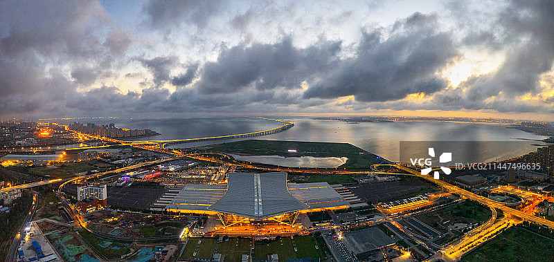 航拍青岛北站与胶州湾大桥图片素材