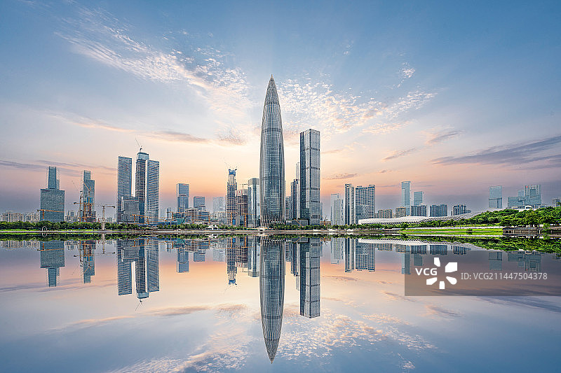 黄昏晚霞深圳人才公园城市天际线与倒影图片素材