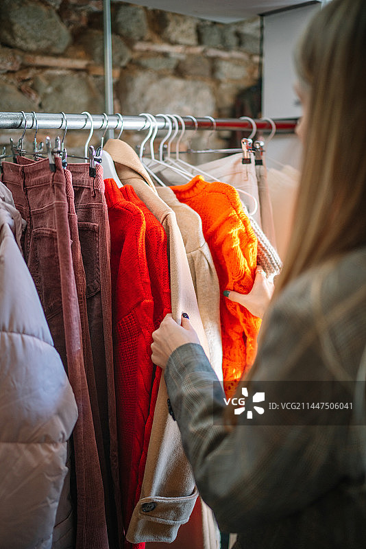 在西班牙复古服装店购物的年轻女子图片素材