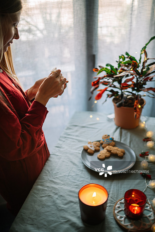 在西班牙享受饮茶乐趣的女人图片素材