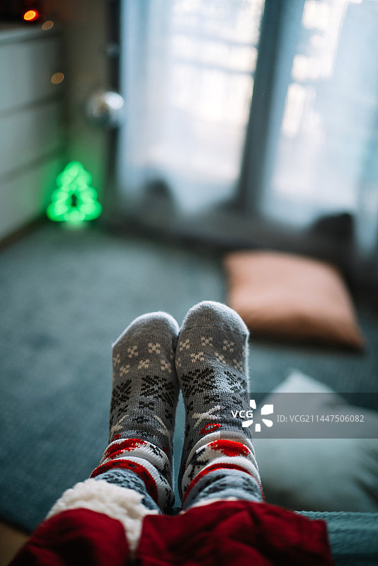 在家中床上穿鞋的人的下半身，西班牙图片素材