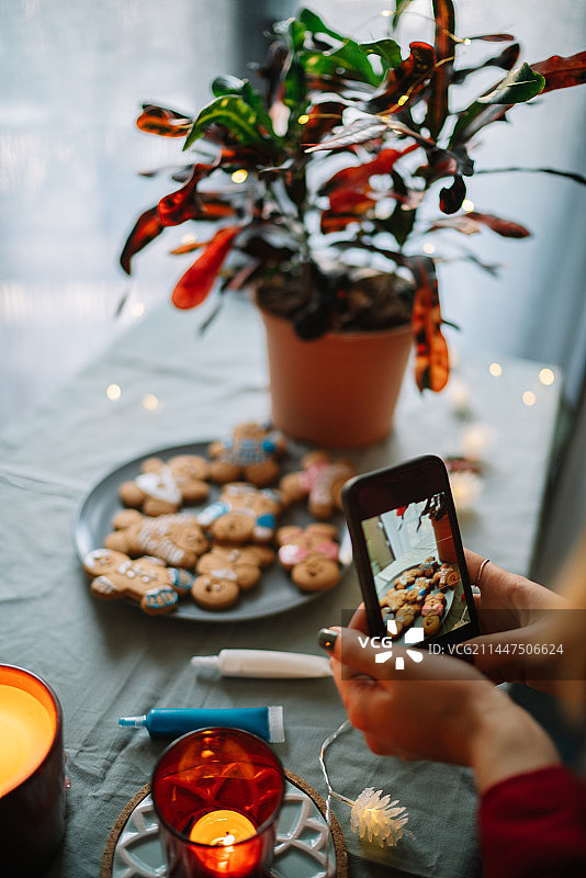 女人在西班牙拍摄圣诞饼干图片素材