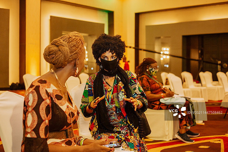 加纳阿克拉会议上的人们图片素材