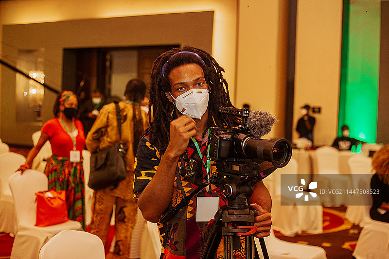 在加纳阿克拉的活动中用摄像机拍摄的黑人肖像图片素材