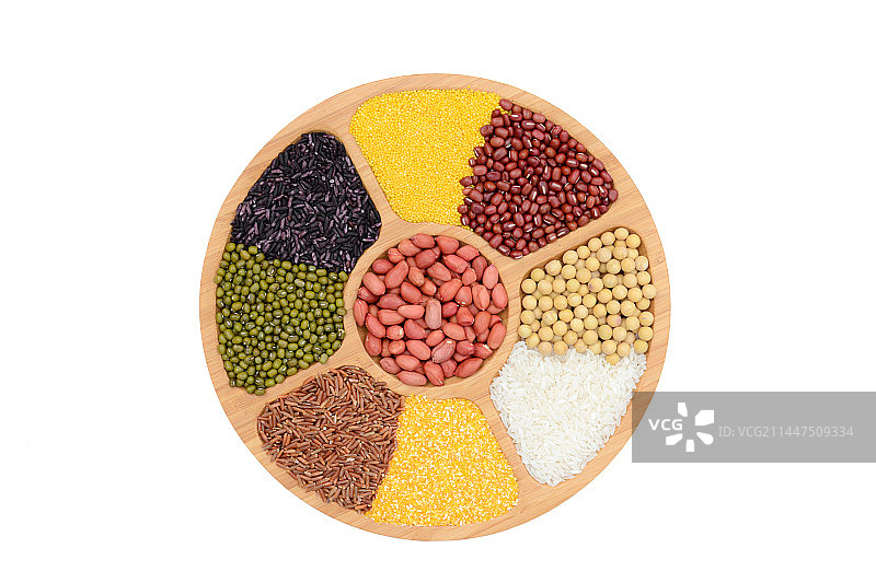 五谷杂粮在木质分格盘，白色背景图片素材