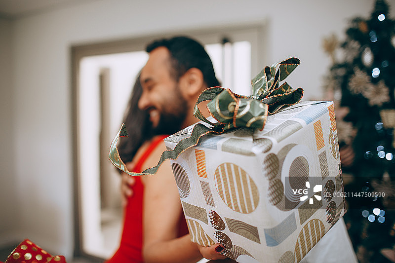 微笑的男人在家给女人送礼图片素材