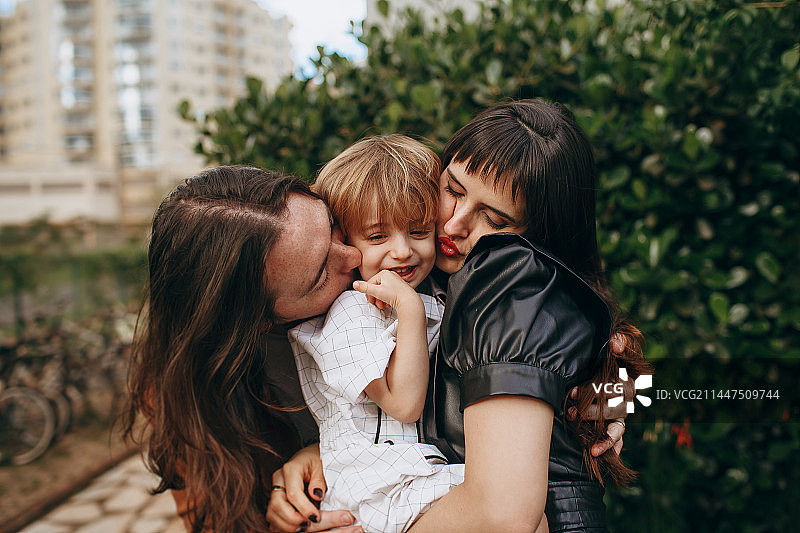 快乐的小男孩与父母共度美好时光，巴西米纳斯吉拉斯州贝洛奥里藏特图片素材