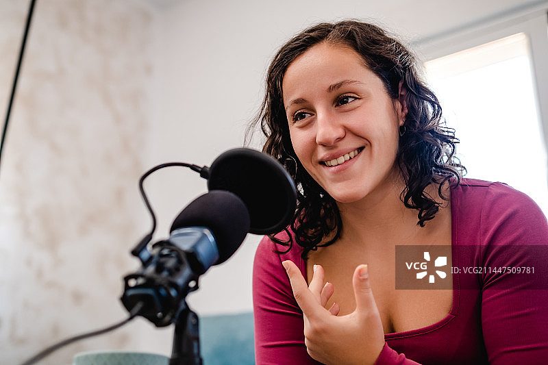 白人女性在家中客厅录制播客特写，西班牙格拉纳达图片素材