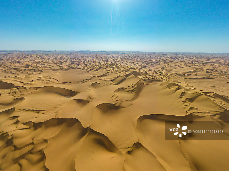 航拍新疆吐鲁番库木塔格沙漠图片素材