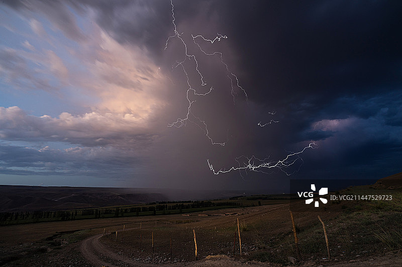 路边的雷暴图片素材