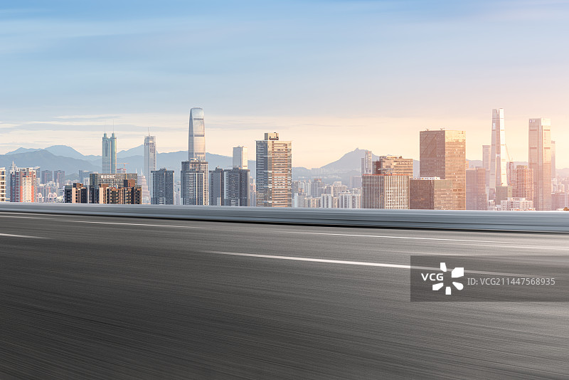深圳罗湖CBD天际线风光和无人的机动车道图片素材