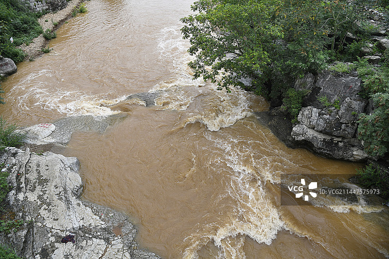 山东枣庄山亭区暴发的山洪图片素材