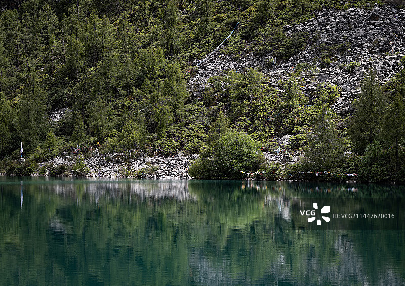 雪山倒影下的海子图片素材