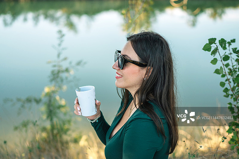 在西班牙的河边度过空闲时光图片素材