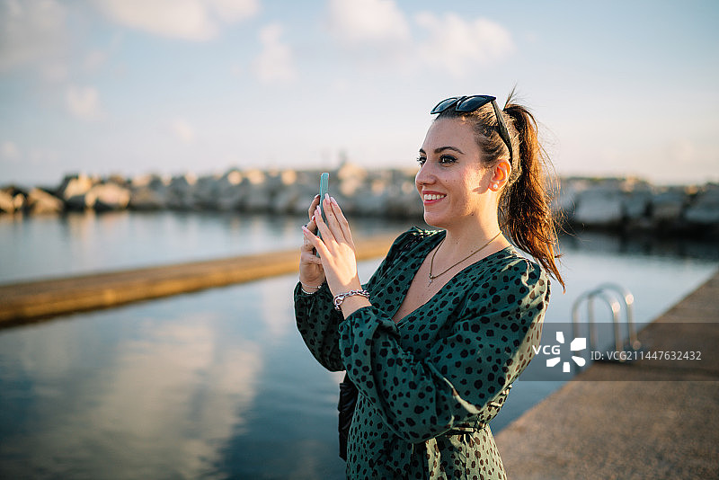 年轻女人在西班牙巴塞罗那使用手机图片素材