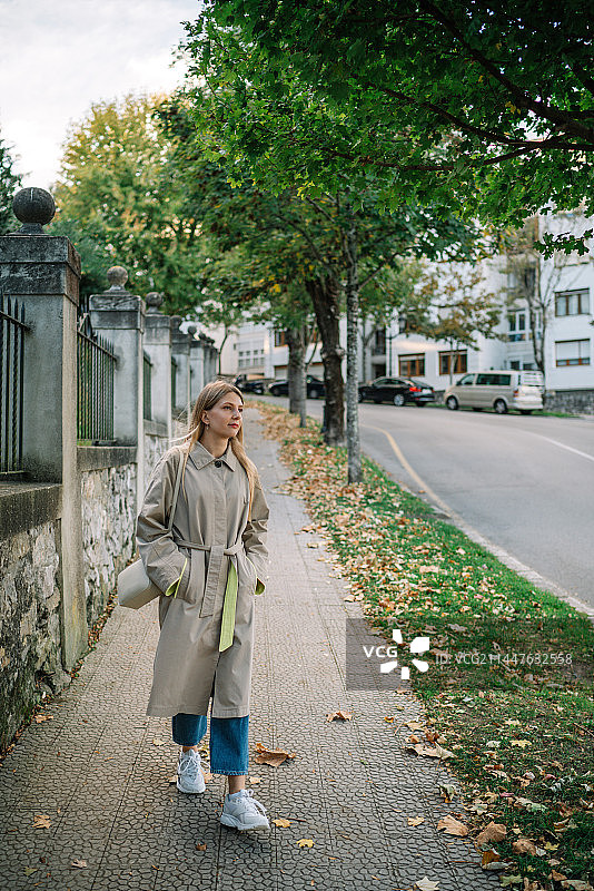 在西班牙坎塔布里亚桑坦德的街道上行走图片素材