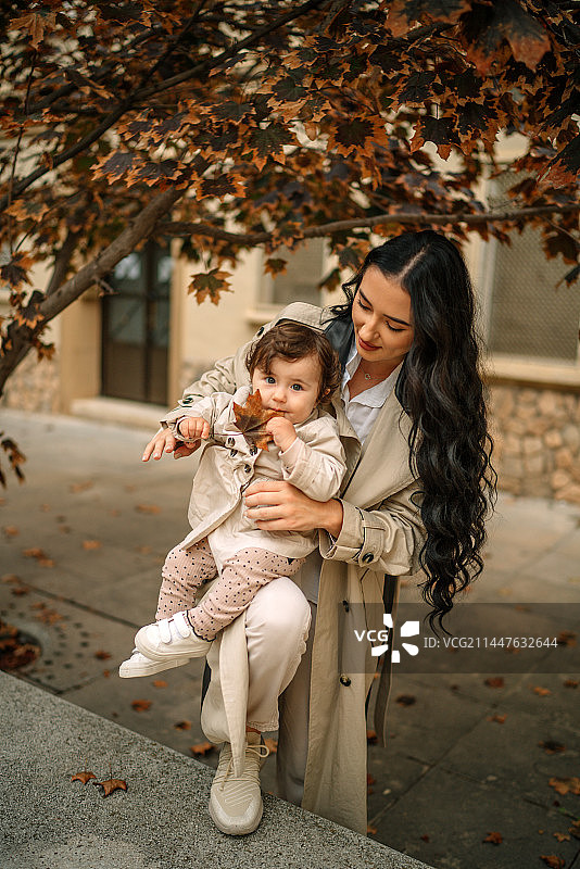 母女玩秋叶，西班牙图片素材