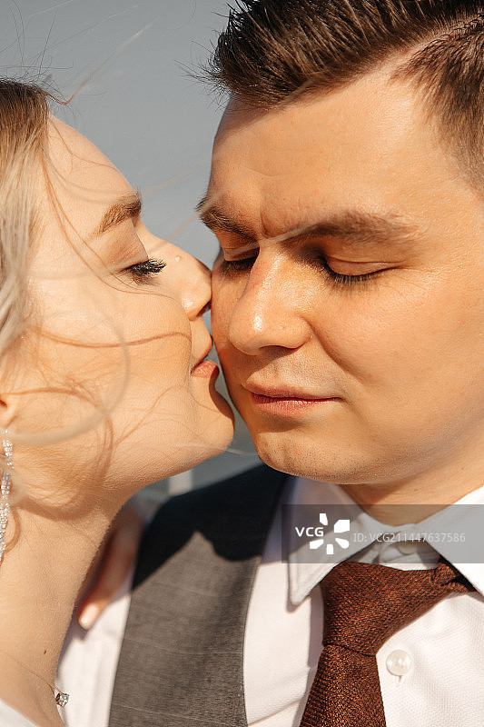 情侣在俄罗斯天空下亲吻特写图片素材