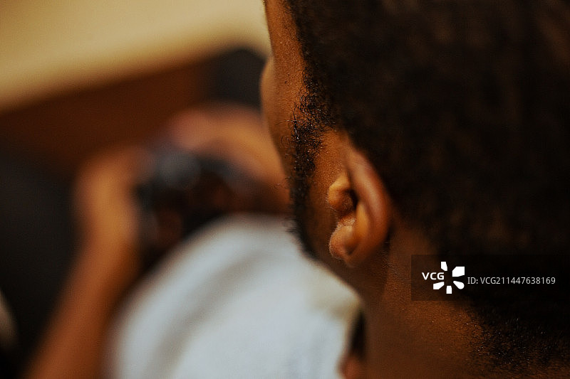 男人望向远方特写图片素材