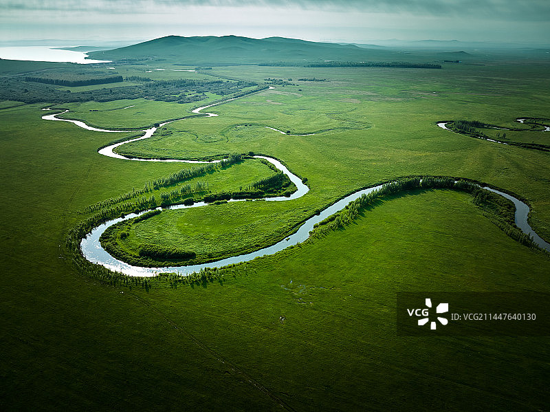 航拍草原上的河流图片素材