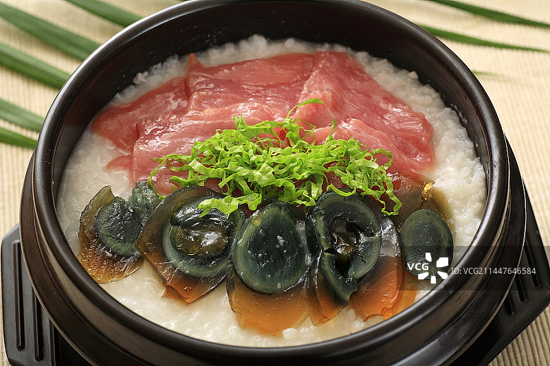 广东粤菜美食皮蛋瘦肉粥图片素材