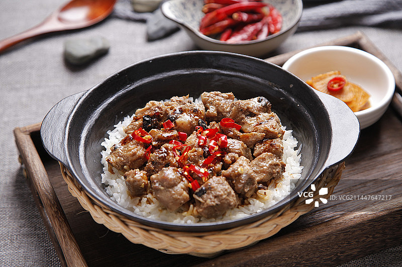 广东粤菜美食豉汁排骨煲仔饭图片素材