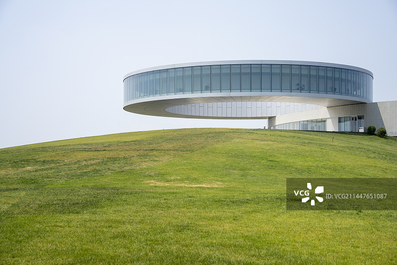 城市地标建筑与公园草地图片素材