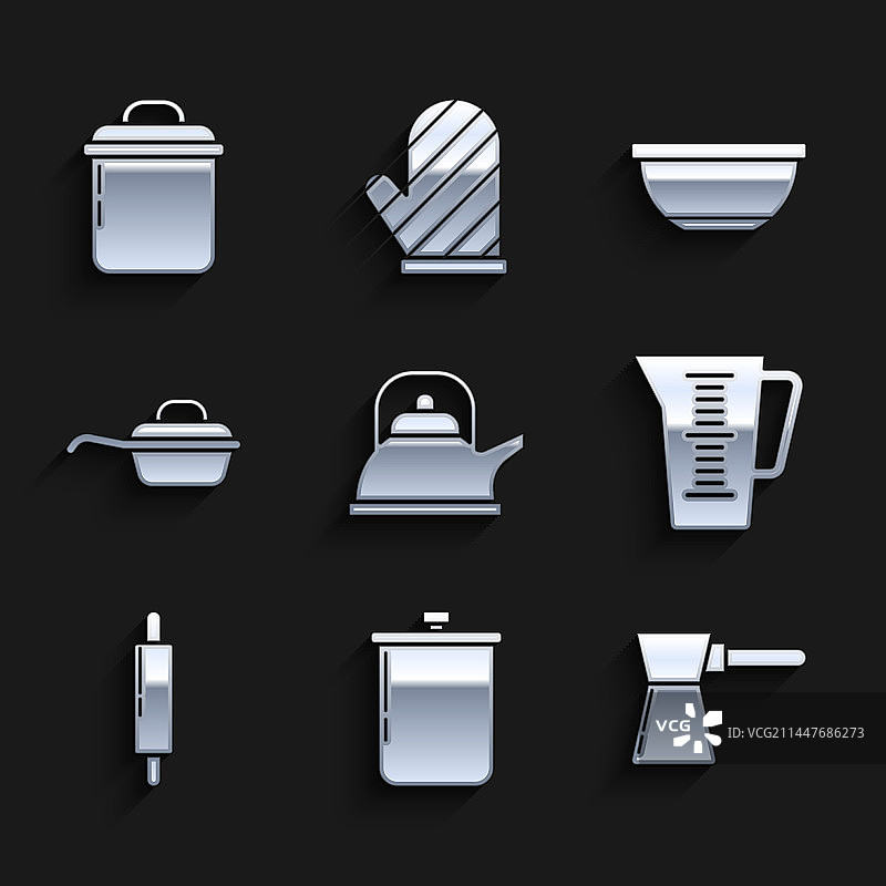 带手柄的烧水壶、烹饪锅和土耳其咖啡套装图片素材