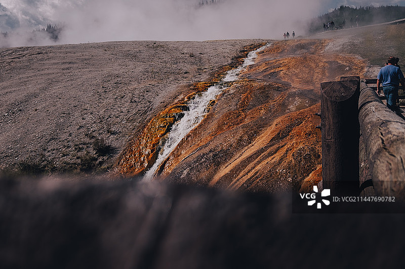 美国黄石国家公园悬崖边行人的背面图图片素材