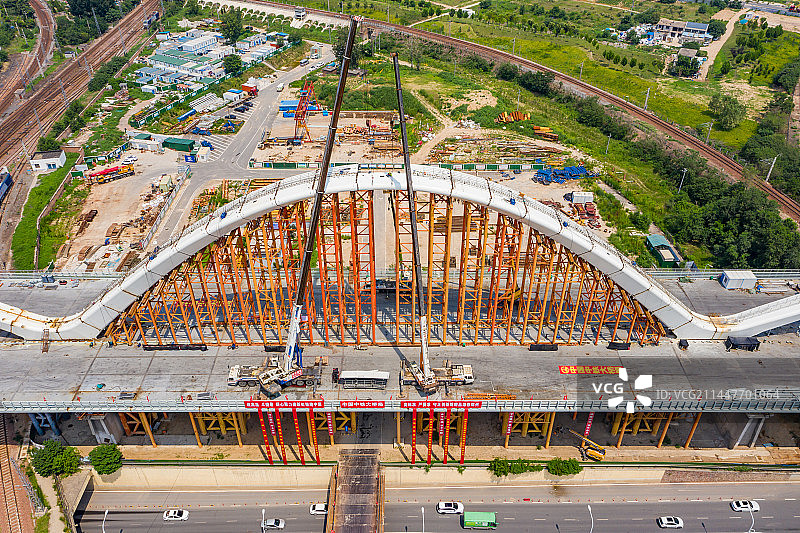航拍河南郑州新建彩虹桥钢箱拱合龙 跨越郑州北站铁路编组站桥梁 大桥施工建设 拱桥吊装图片素材