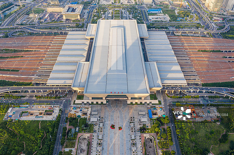 航拍郑州东站高铁站 站房广场 高速铁路火车站 城市地标建筑图片素材