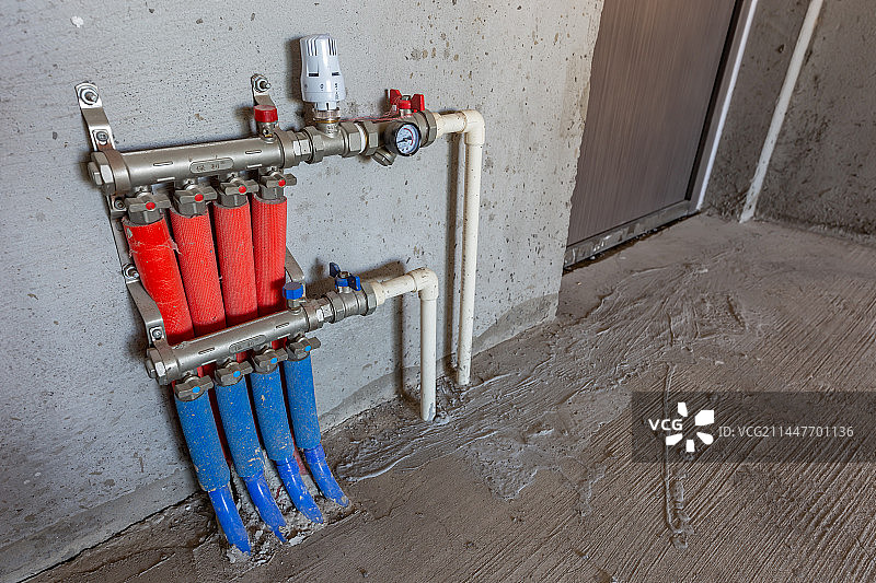 毛坯房 地暖分水器 集中供暖暖气管道 完工交房的商品房初装修房 高层住宅楼室内 房间内部图片素材