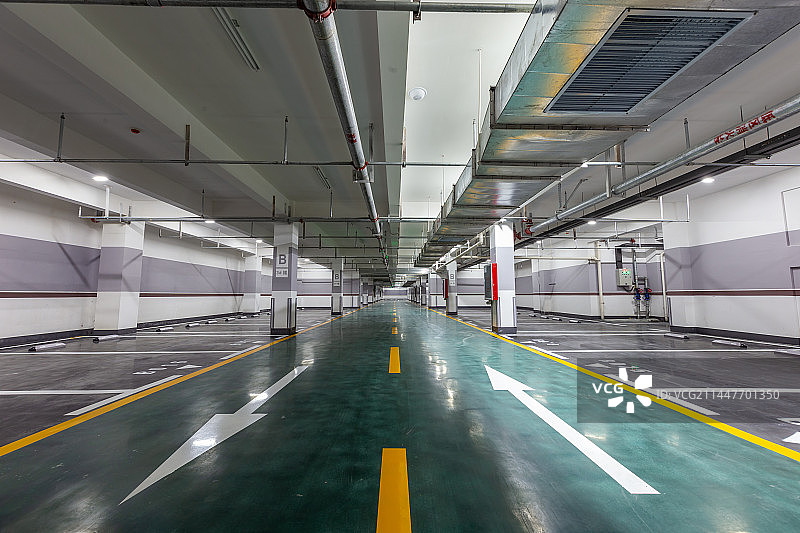 地下停车场 行车道箭头标识 地下车库 城市住宅建筑地下空间 机动车位图片素材
