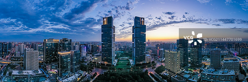 都市夜景天际线 航拍郑州绿地双子塔 摩天大楼 超高层建筑 写字楼玻璃幕墙 城市地标建筑 郑州郑东新区图片素材
