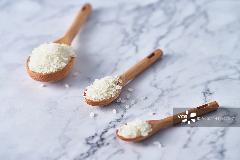 大米用碗用簸箕装着 五常大米图片素材